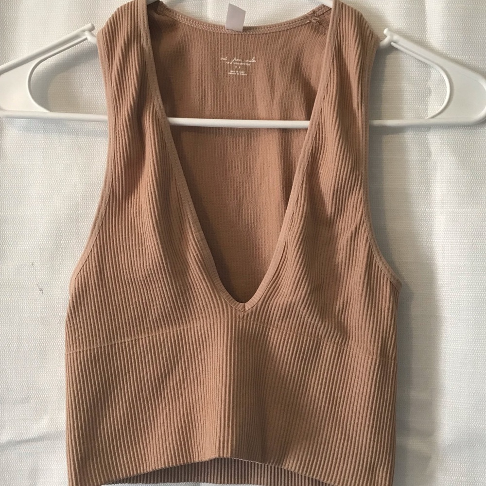 dip cut cropped tank top